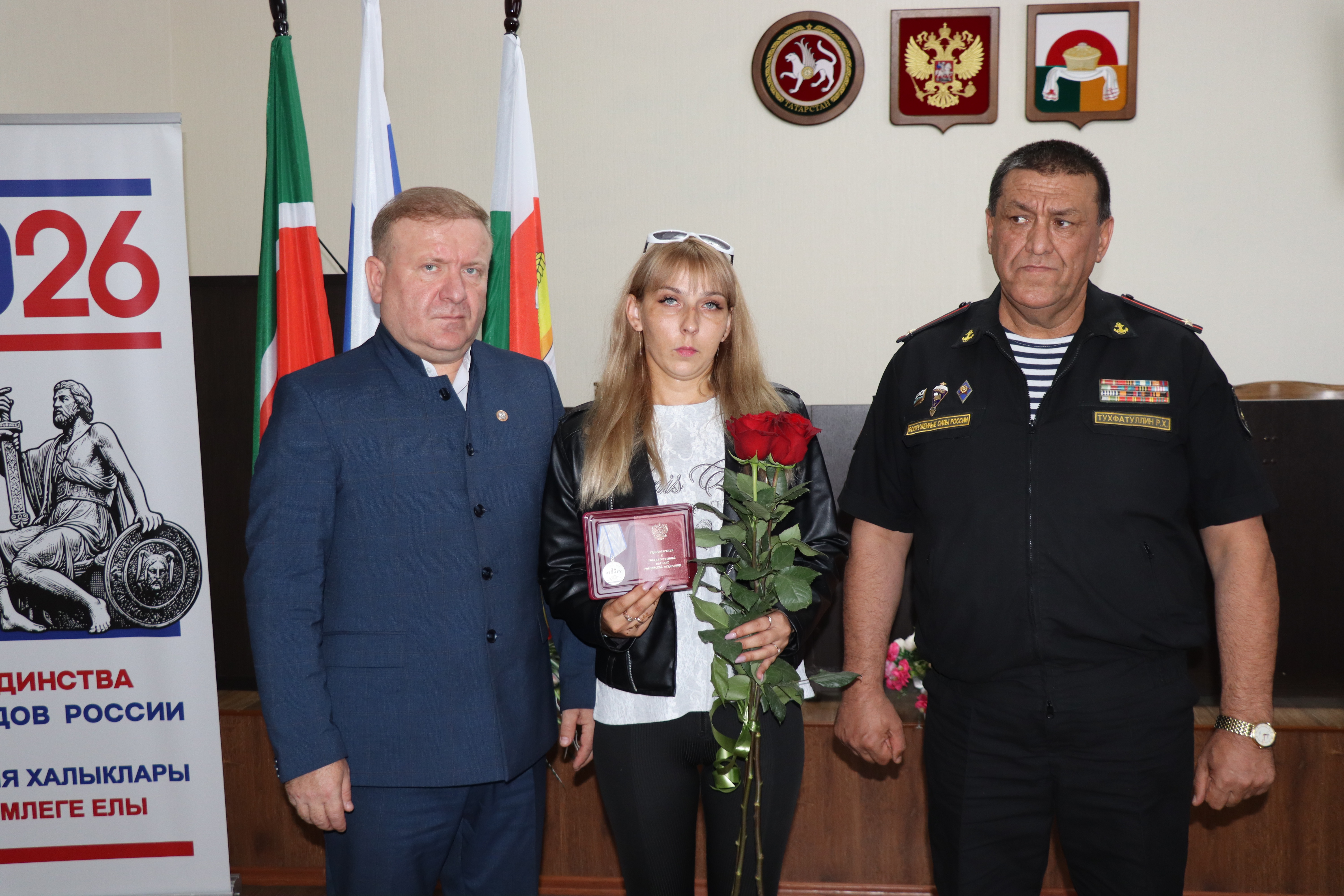 Награда передана супруге Наталье Александровне Шапаваловой