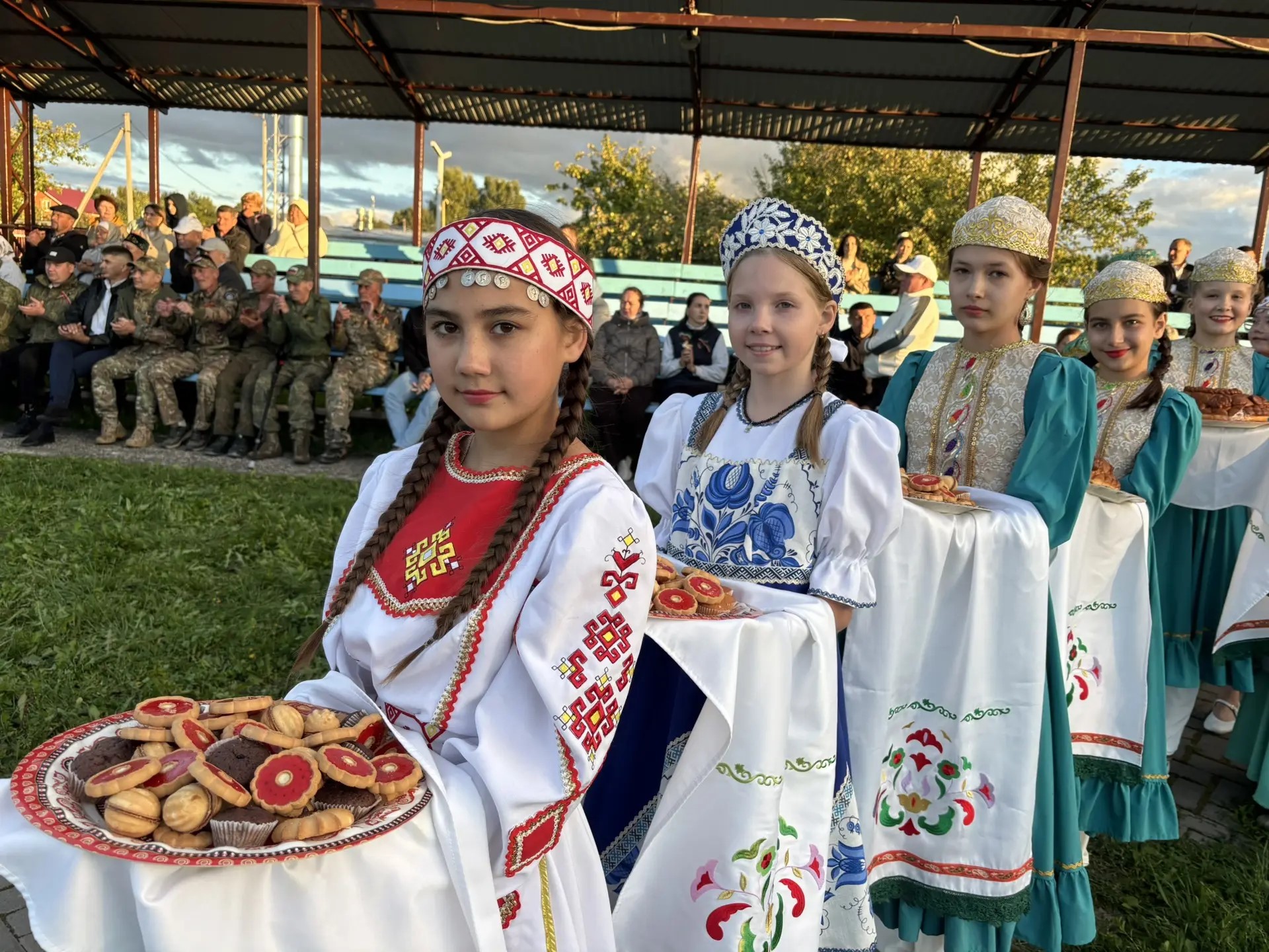  творческие коллективы прошли праздничным шествием