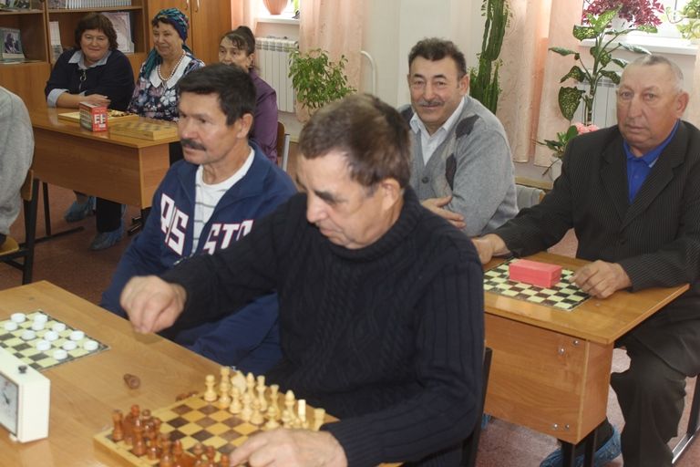 В Дрожжаном определились чемпионы по шашкам и шахматам среди пенсионеров
