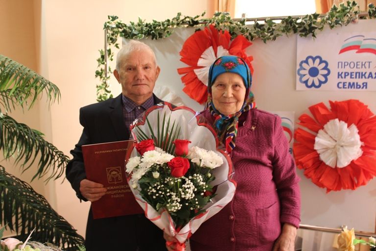 В Дрожжаном чествовали супругов бриллиантовой свадьбы, вручили сертификаты на материнский капитал