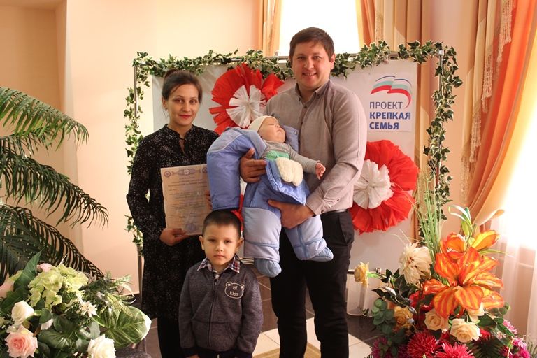 В Дрожжаном чествовали супругов бриллиантовой свадьбы, вручили сертификаты на материнский капитал
