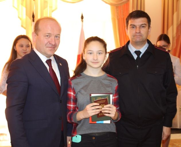 В день Конституции РФ юным гражданам Дрожжановского района вручили паспорта