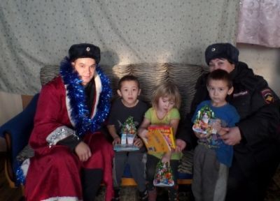 Полицейский Дед Мороз Дрожжановского района посетил неблагополучные семьи 