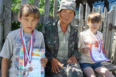 Алешкин-Саплык авылында яшәүче Виктор Васильев балаларына әти һәм әни дә