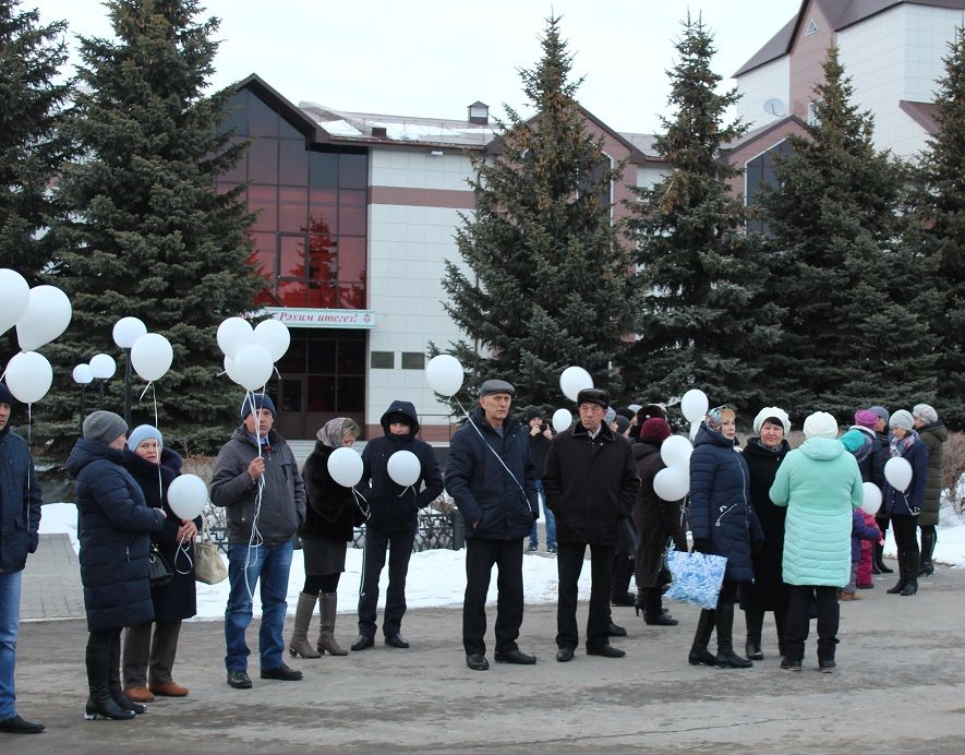 Дрожжановцы в память о жертвах пожара в Кемерово запустили в небо десятки воздушных шаров