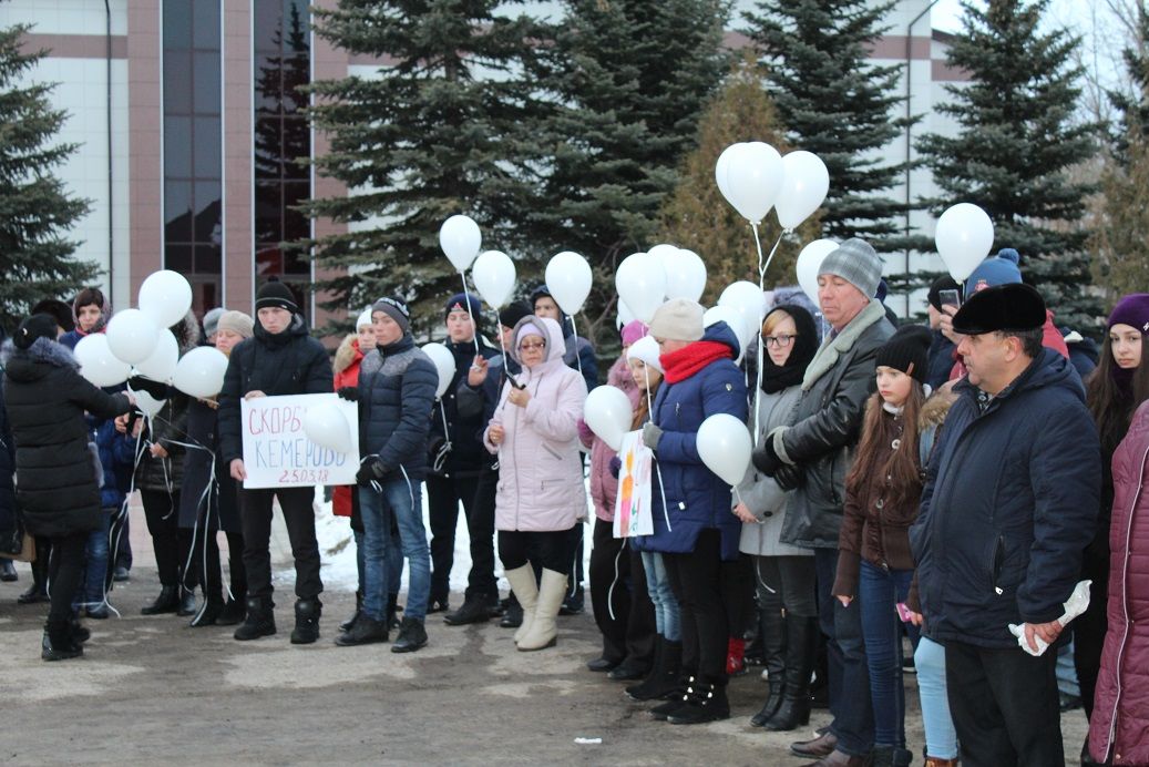 Дрожжановцы в память о жертвах пожара в Кемерово запустили в небо десятки воздушных шаров