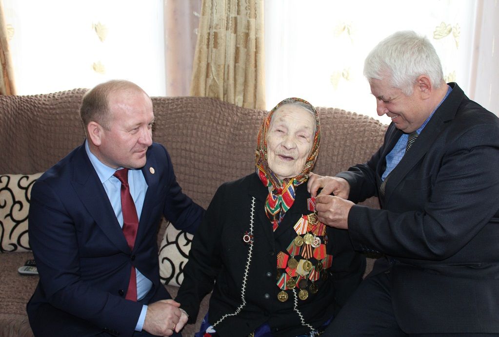 Марат Гафаров вручил подарки ветеранам Великой Отечественной войны