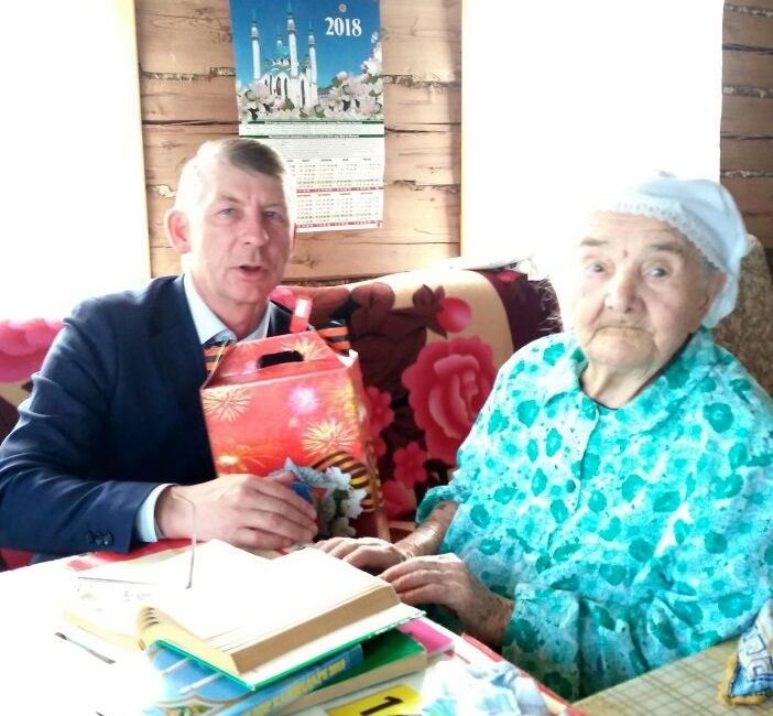 Вдовы участников Великой Отечественной войны в Дрожжаном получают подарки от Президента РТ