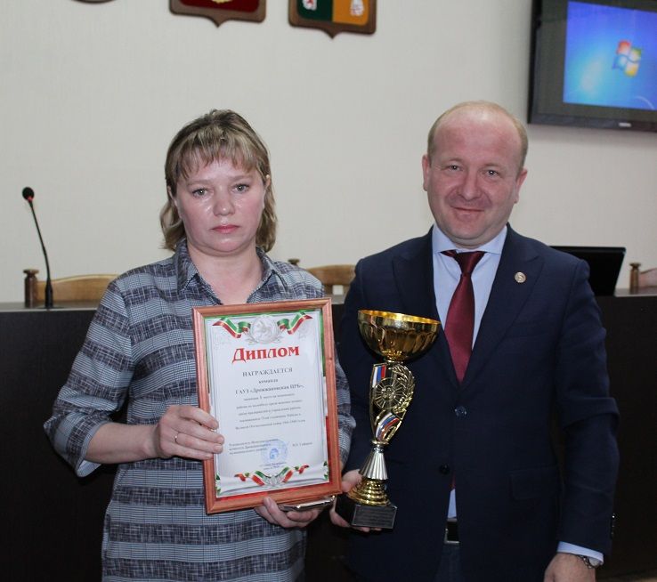 В Дрожжаном наградили победителей Чемпионата по волейболу