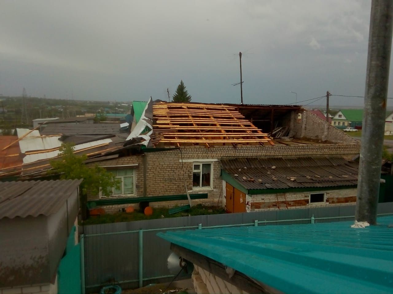 Ураган в Дрожжаном: ветер снёс крыши домов, повалил деревья
