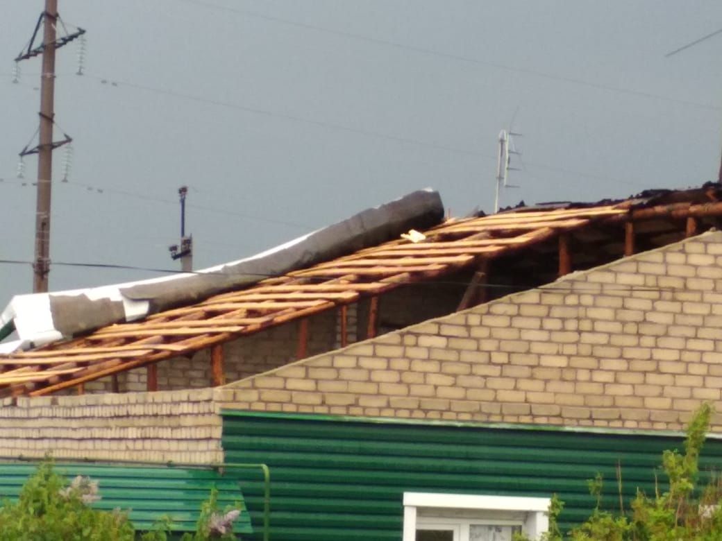 Ураган в Дрожжаном: ветер снёс крыши домов, повалил деревья
