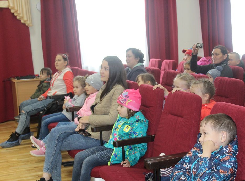 В день защиты детей  для дрожжановских ребят был организован кукольный театр