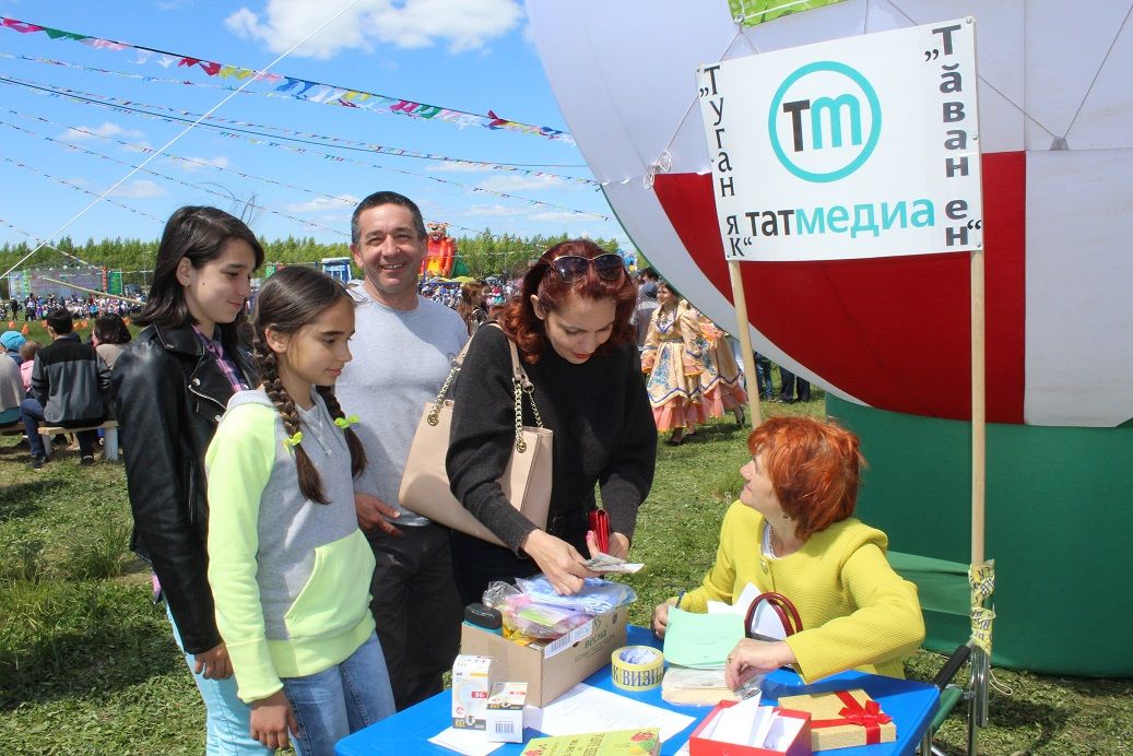 На празднике Сабантуй дрожжановцы подписались на газеты "Туган як" и "Таван ен"