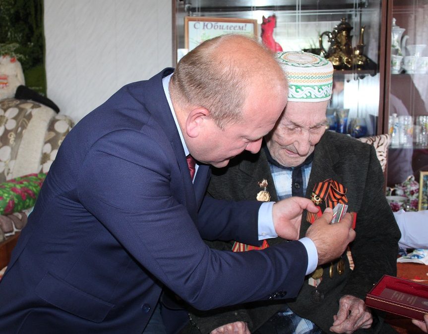 Марат Гафаров в День Памяти и Скорби вручил участникам войны медали «За доблестный труд»