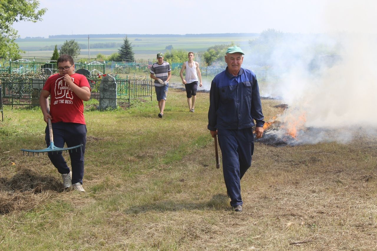 Жители села Новое Дрожжаное вышли на уборку кладбища