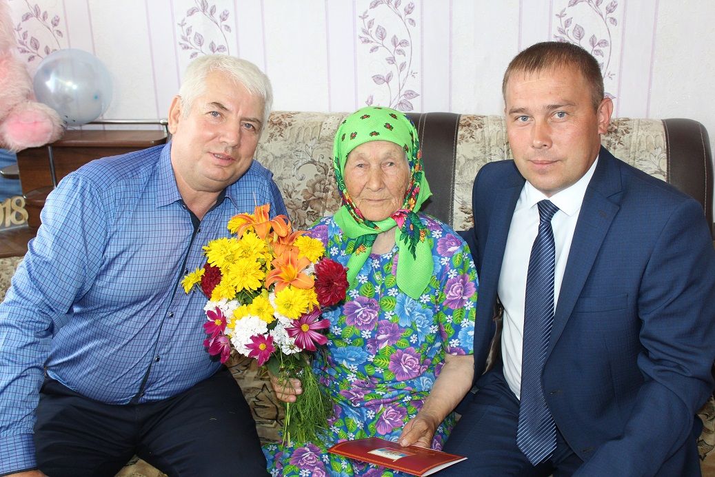 Жительницу села Малые Убеи Дрожжановского района поздравили с 90-летием