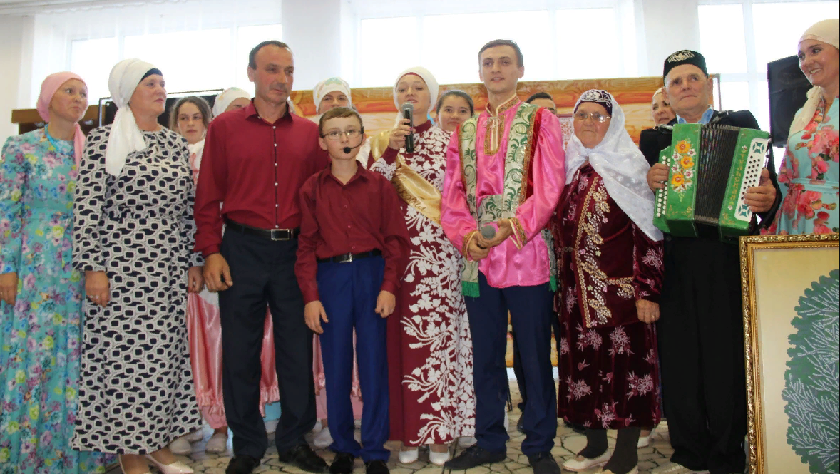 Семья Фаткуллиных награждена дипломом в номинации "Связь поколений" в конкурсе «Нечкэбил - 2018»