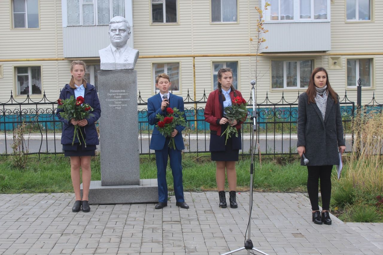 В Дрожжаном прошел митинг, посвященный памяти Героя Социалистического труда