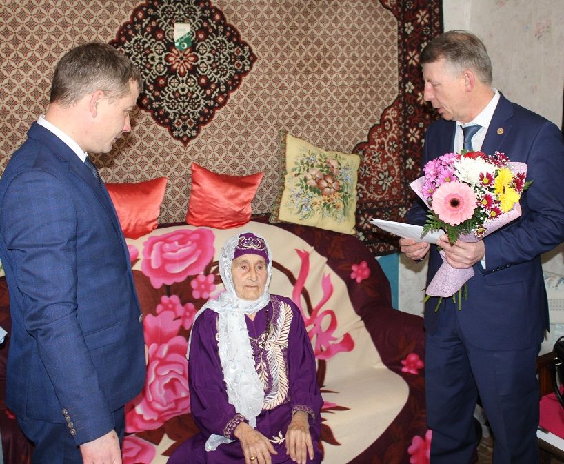 Легендарная певица Дрожжановского района Фасахат апа Хусаинова приняла поздравления с 90-летним юбилеем