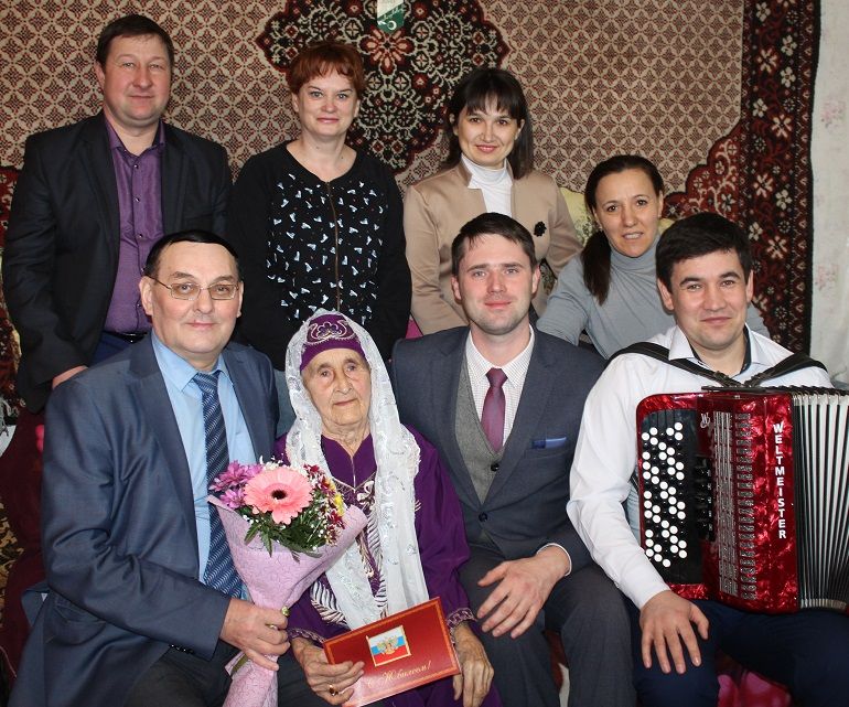 Легендарная певица Дрожжановского района Фасахат апа Хусаинова приняла поздравления с 90-летним юбилеем