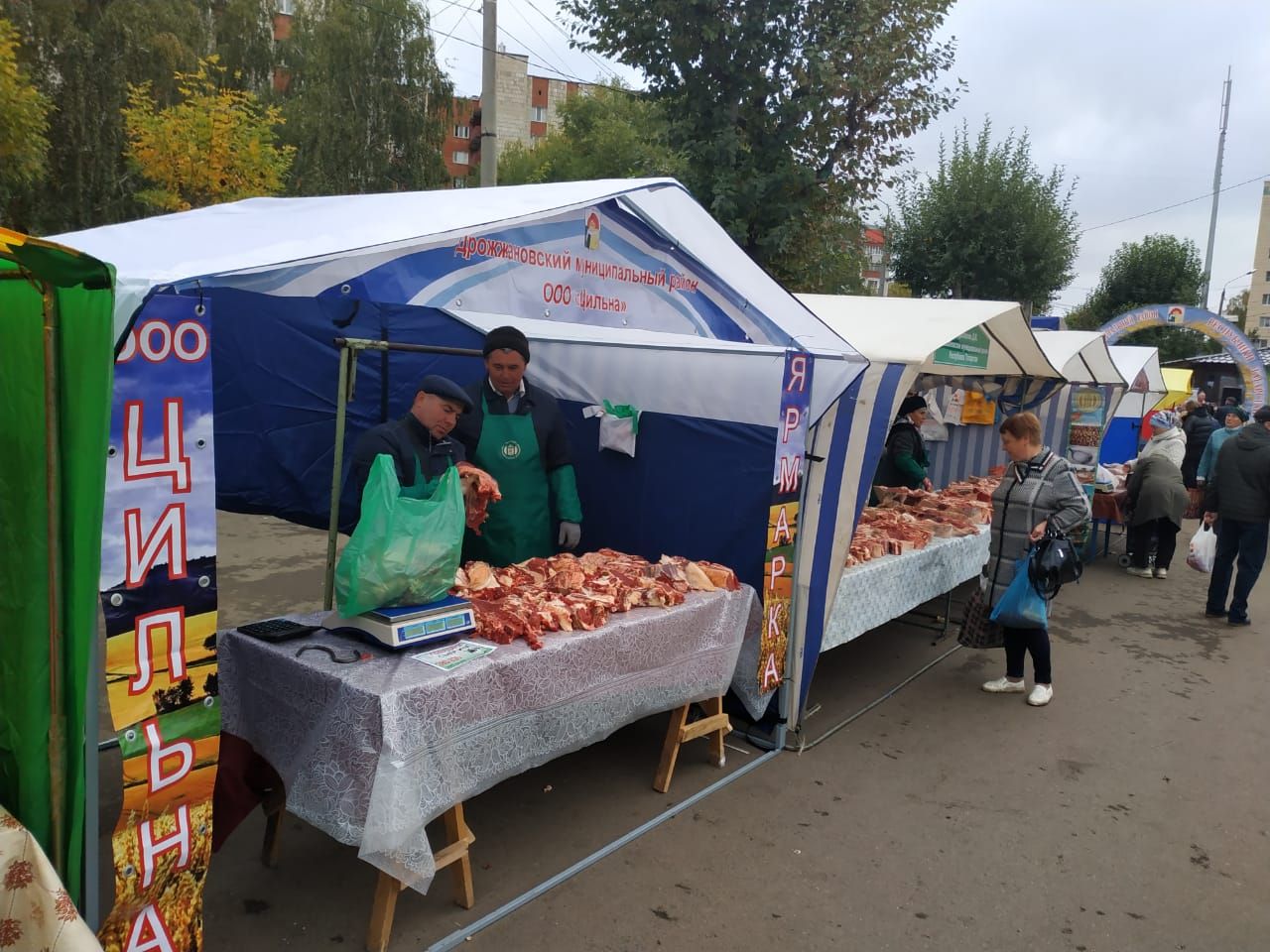 На сельхозярмарке в Казани дрожжановцы угостили пожилых граждан блинами и горячим чаем