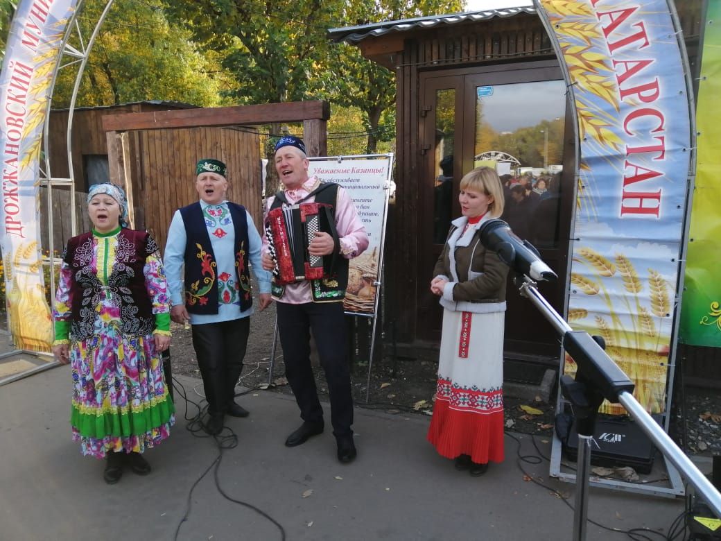 На сельхозярмарке в Казани дрожжановцы угостили пожилых граждан блинами и горячим чаем