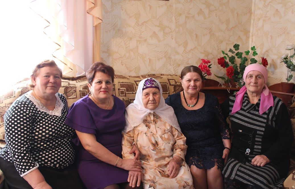 Глава Дрожжановского района Марат Гафаров поздравил ветерана труда с 90-летием