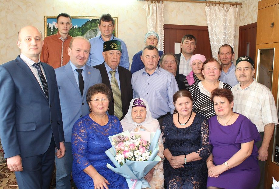 Глава Дрожжановского района Марат Гафаров поздравил ветерана труда с 90-летием