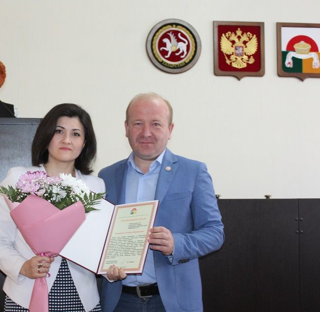 Марат Гафаров  вручил награды работникам местного самоуправления Дрожжановского района