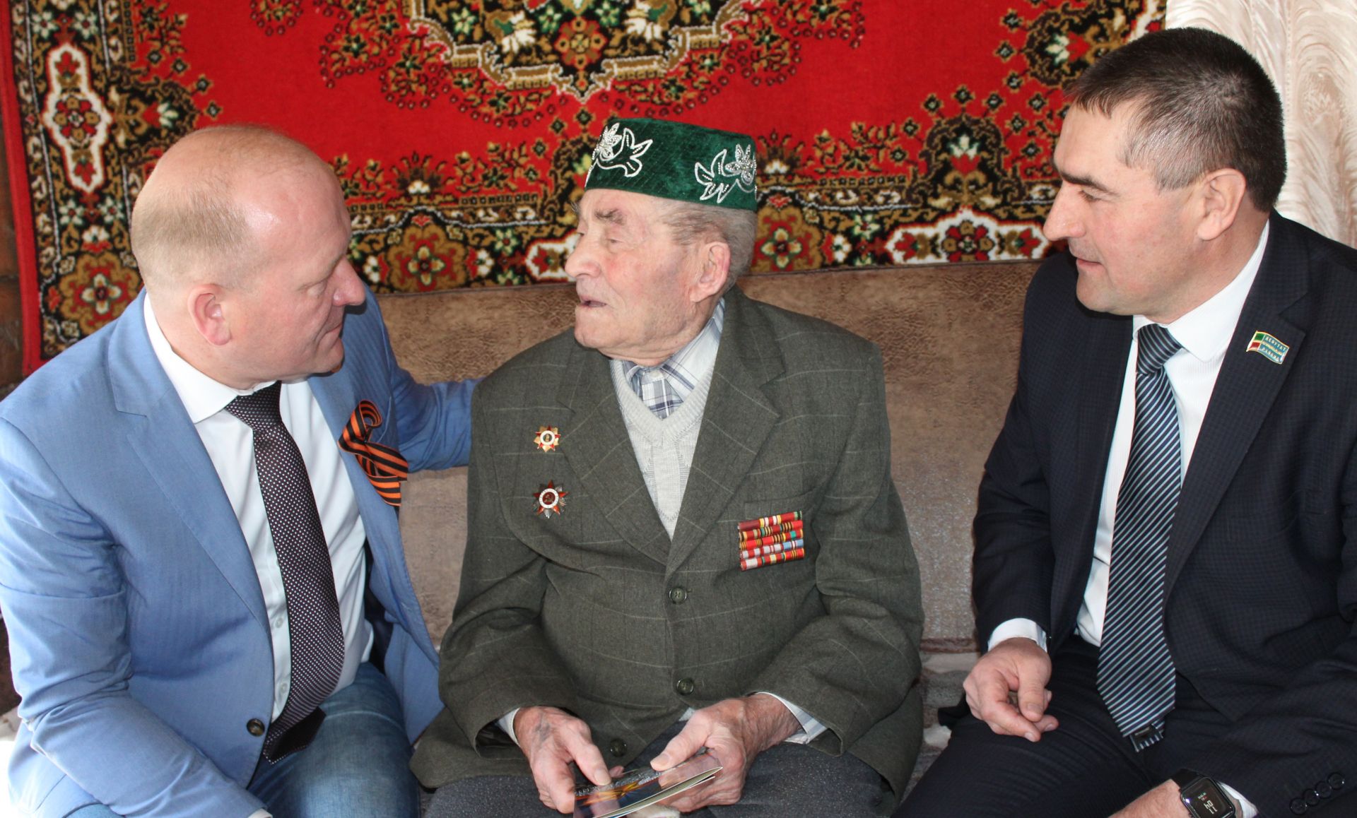 Глава Дрожжановского района Марат Гафаров  поздравил ветеранов с Днем Победы