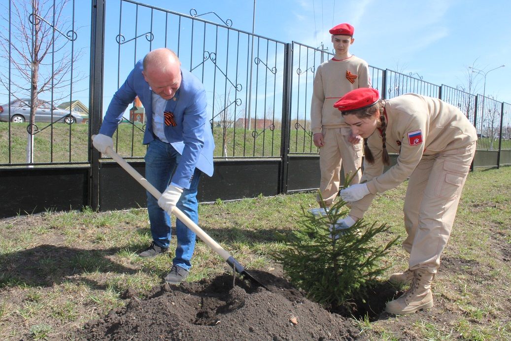 В акции «День посадки леса» в Дрожжаном принял участие прокурор РТ Илдус Нафиков