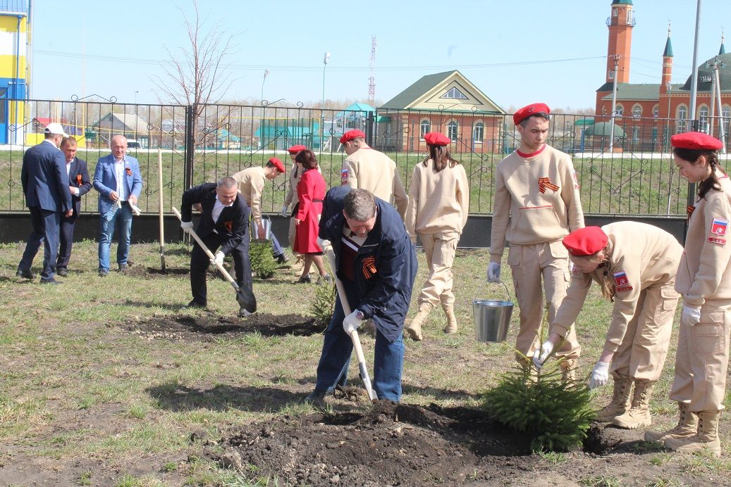 В акции «День посадки леса» в Дрожжаном принял участие прокурор РТ Илдус Нафиков