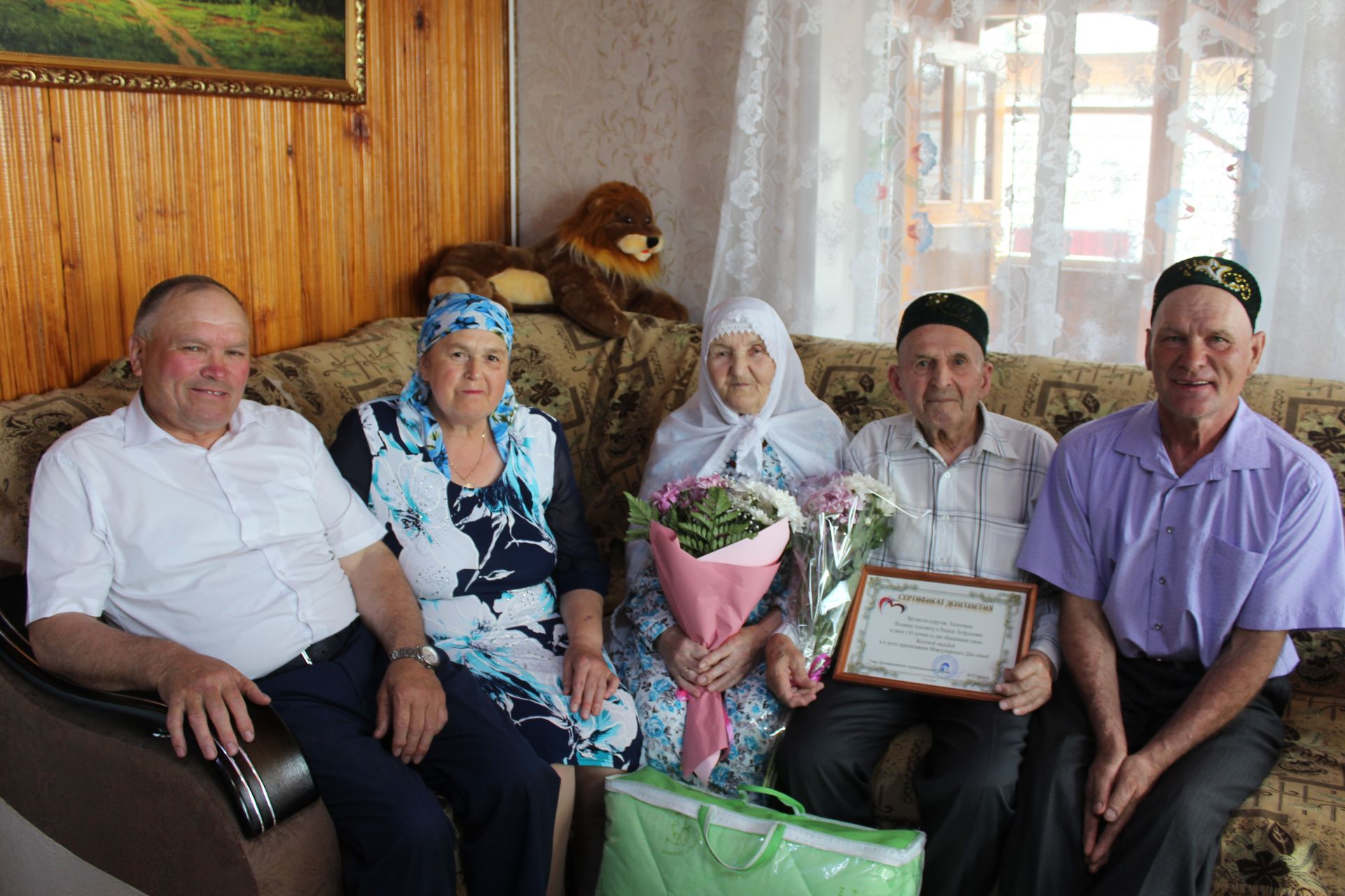 Марат Гафаров в день Семьи поздравил на дому супружескую пару Халиловых