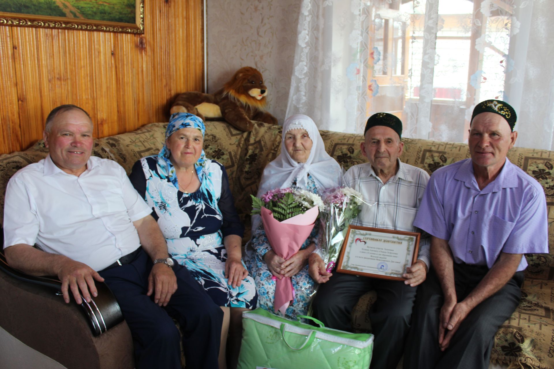 Марат Гафаров в день Семьи поздравил на дому супружескую пару Халиловых