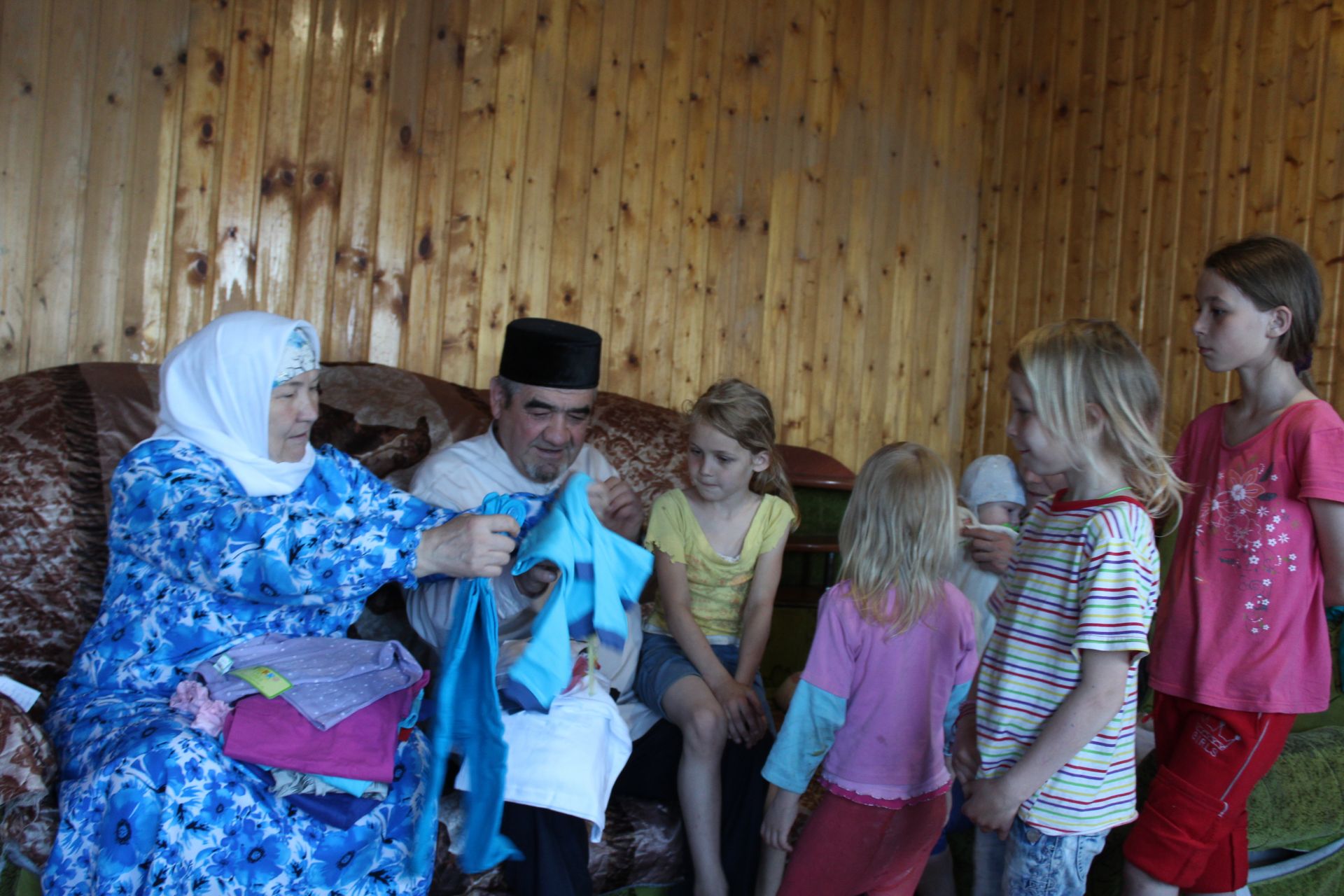 «Рамадан – месяц добрых дел»: в  Дрожжаном многодетным семьям подарили детские одежды