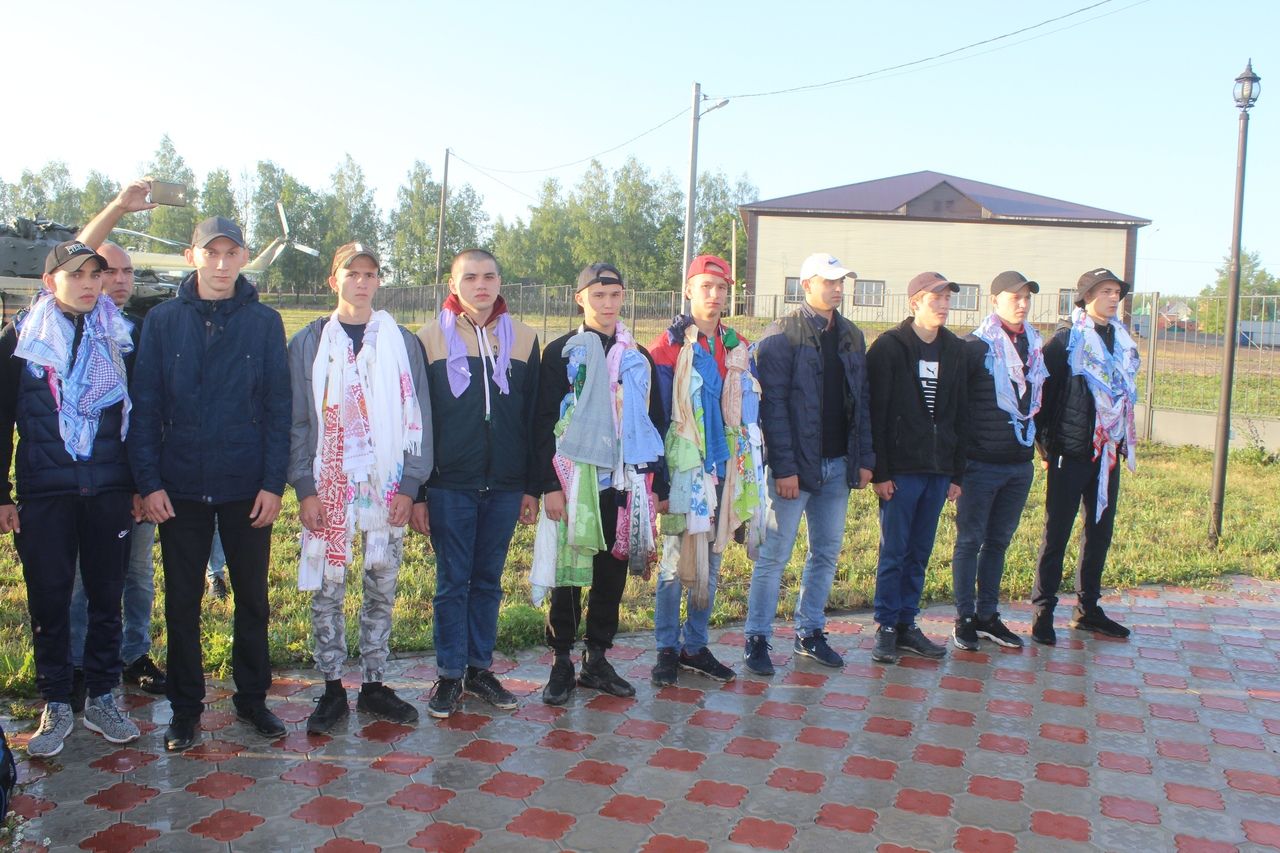 Десять дрожжановских парней проводили на военную службу