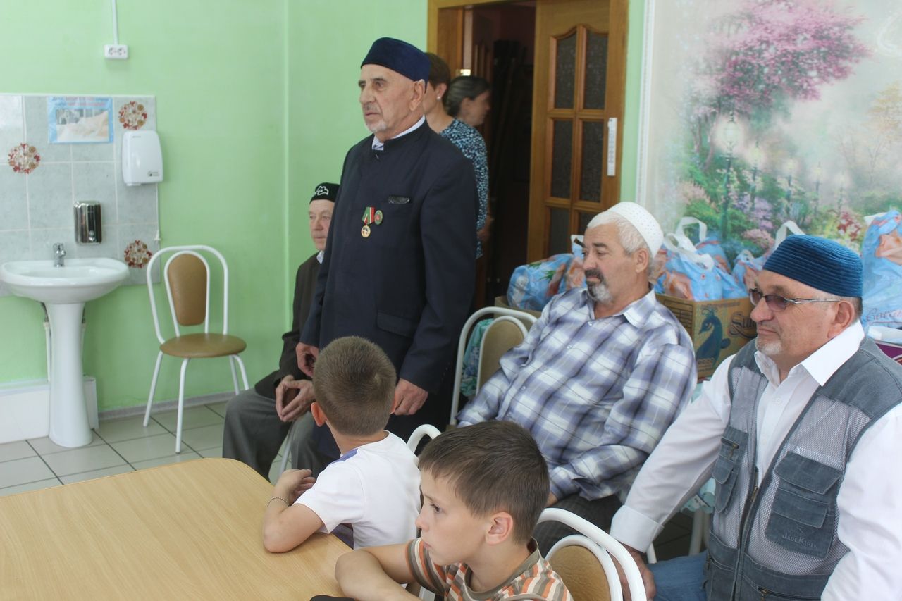 Активисты Стародрожжановской мечети посетили приют "Тёплый дом" c подарками