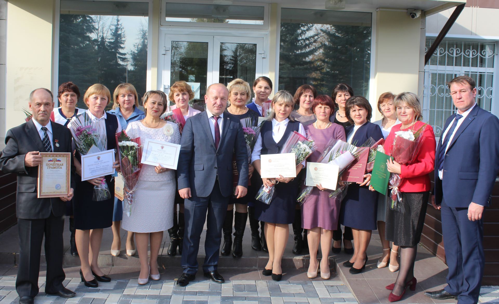 Глава Дрожжановского района Марат Гафаров вручил награды учителям