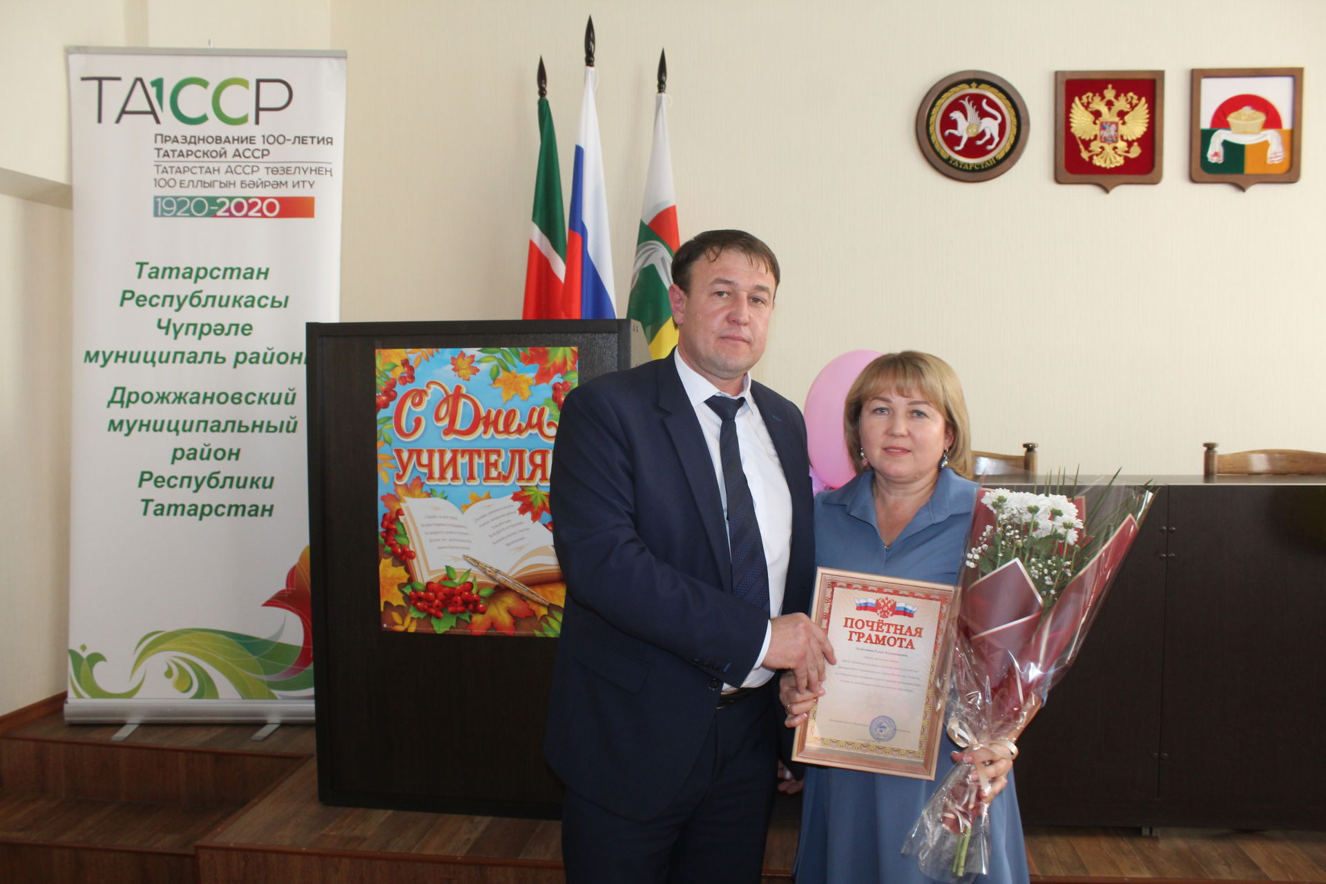 Глава Дрожжановского района Марат Гафаров вручил награды учителям
