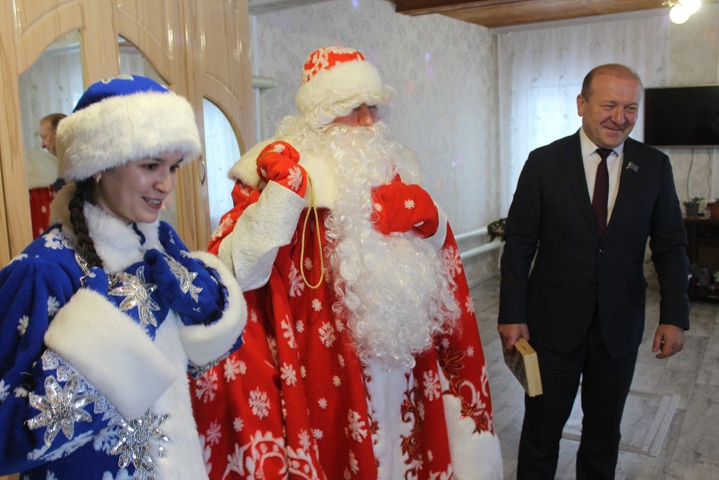 Марат Гафаров исполнил новогодние желания юных дрожжановцев