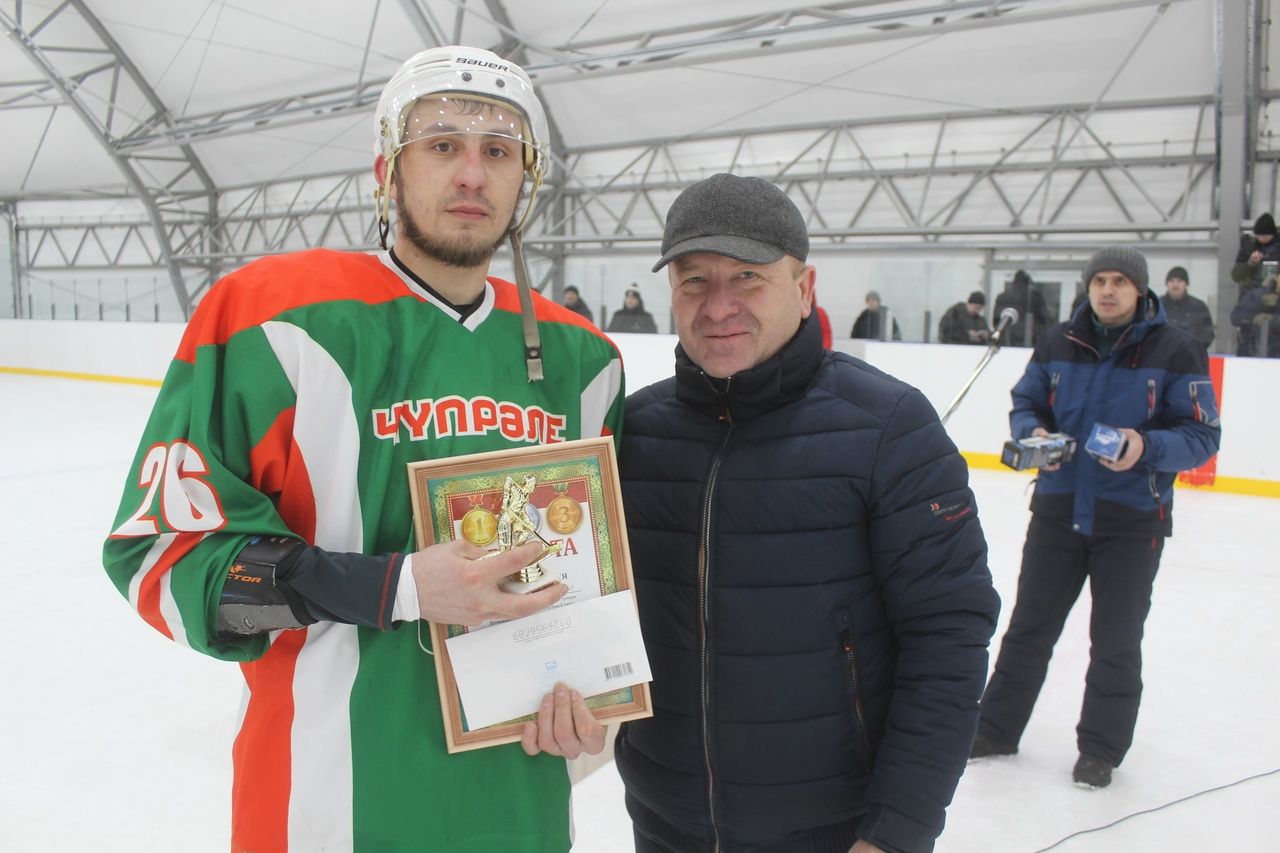 В Дрожжаном определился обладатель кубка главы района по хоккею