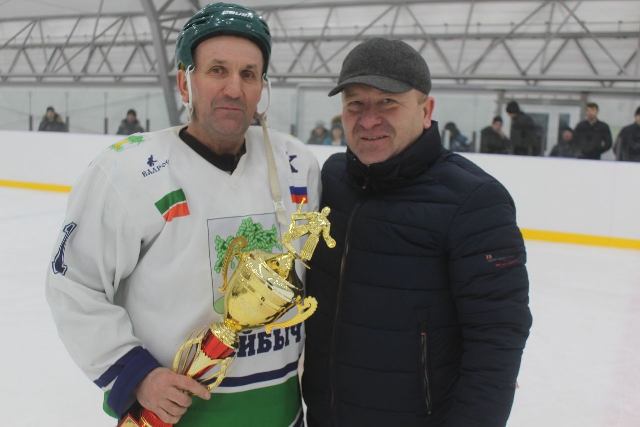 В Дрожжаном определился обладатель кубка главы района по хоккею