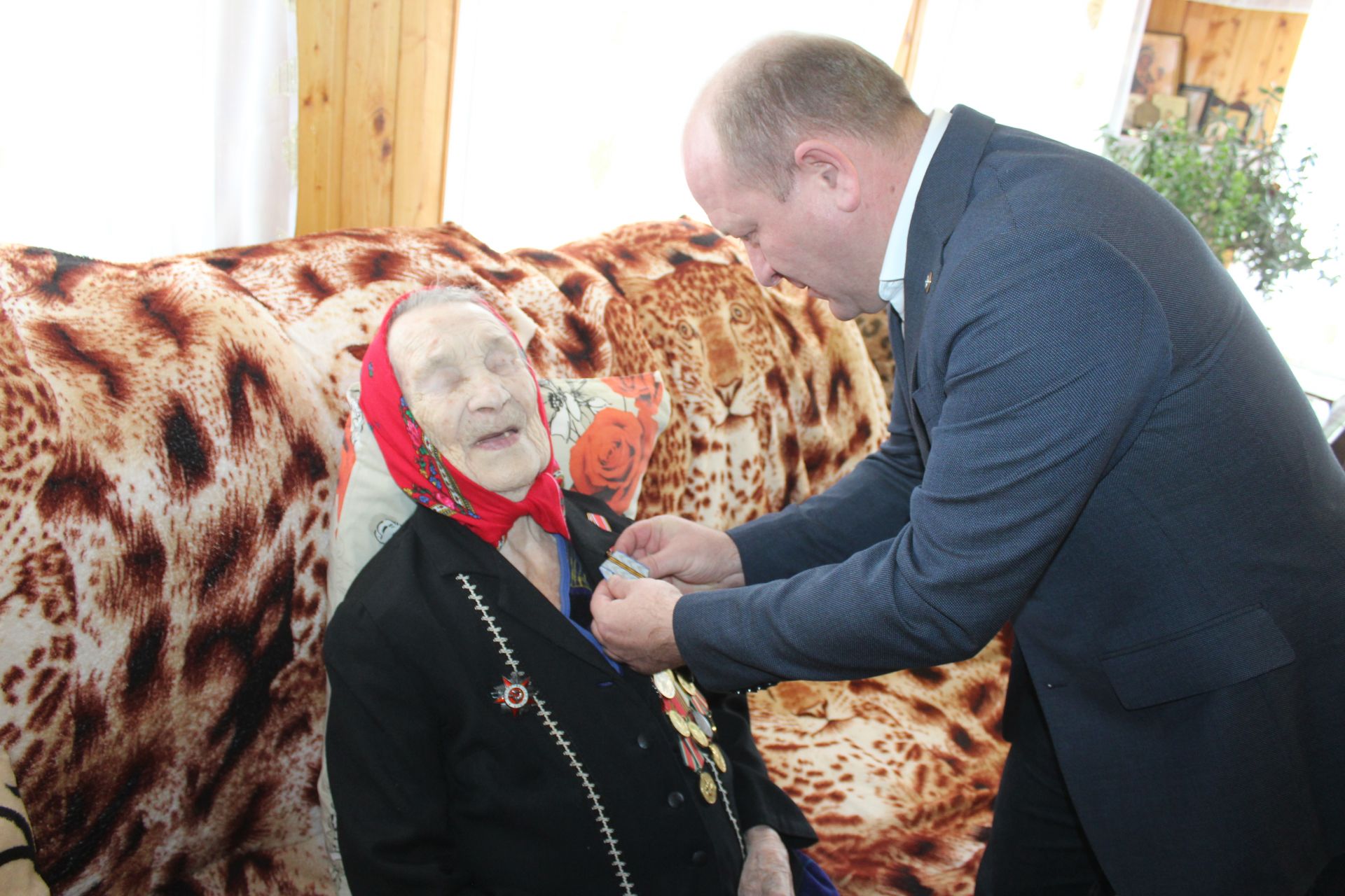 Глава района Марат Гафаров вручил юбилейные медали к 75-летию Великой Победы