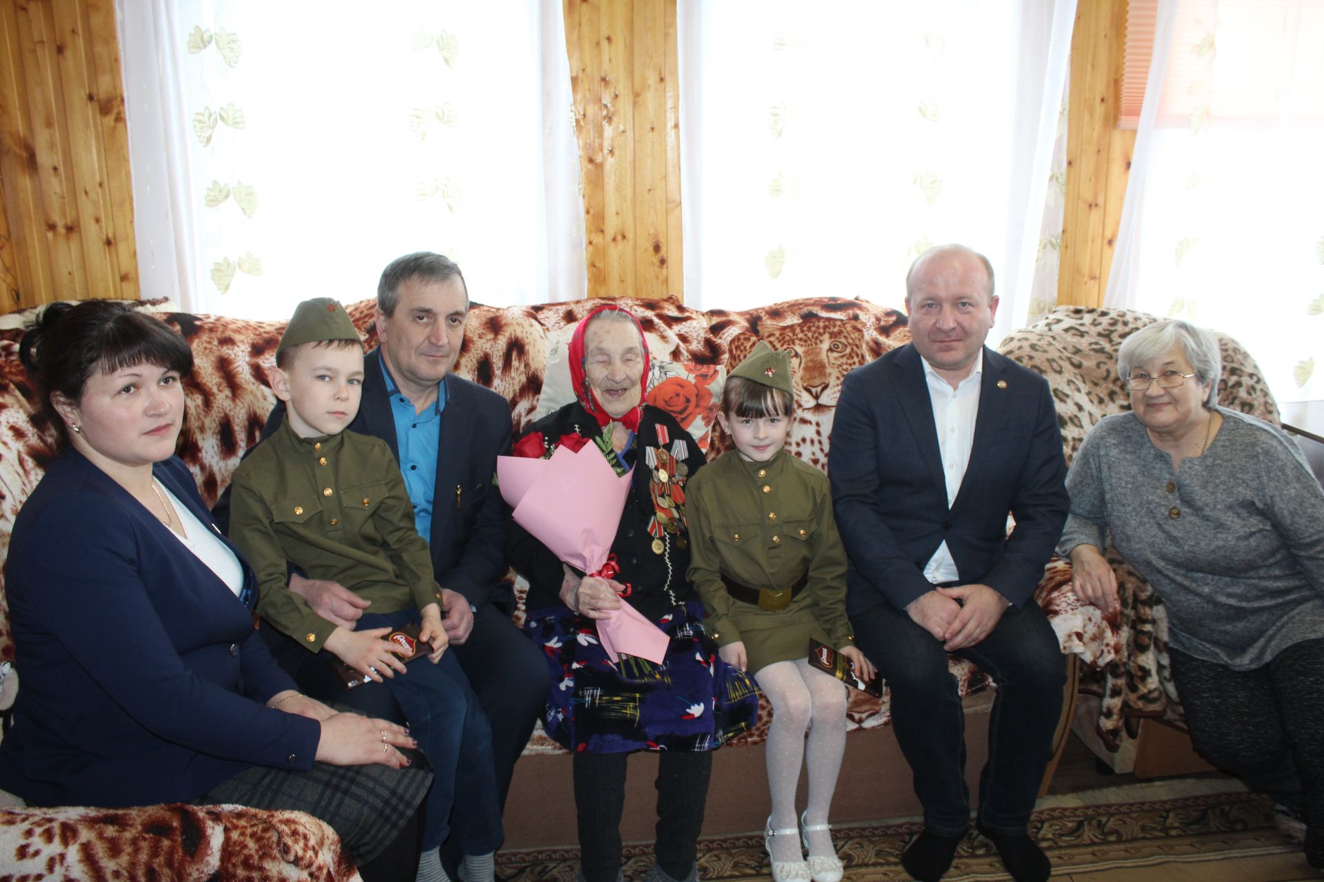 Глава района Марат Гафаров вручил юбилейные медали к 75-летию Великой Победы