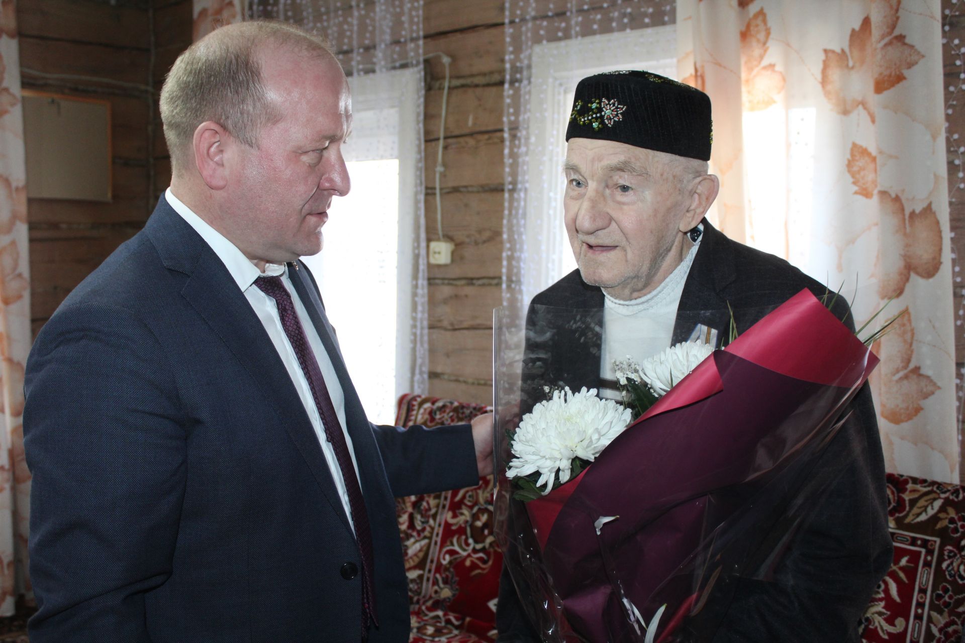Марат Гафаров вручил ветеранам тыла юбилейные медали