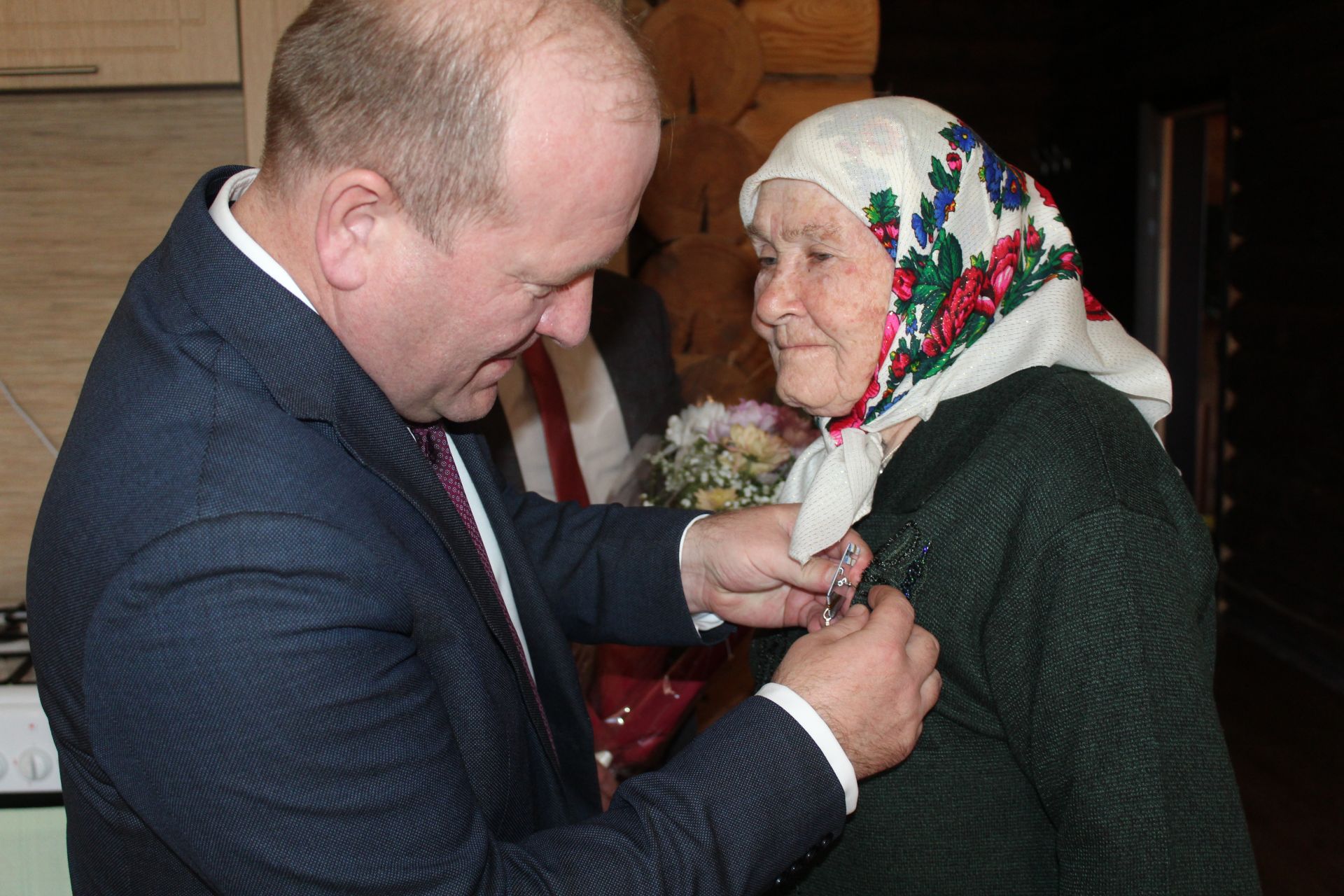 Марат Гафаров вручил ветеранам тыла юбилейные медали