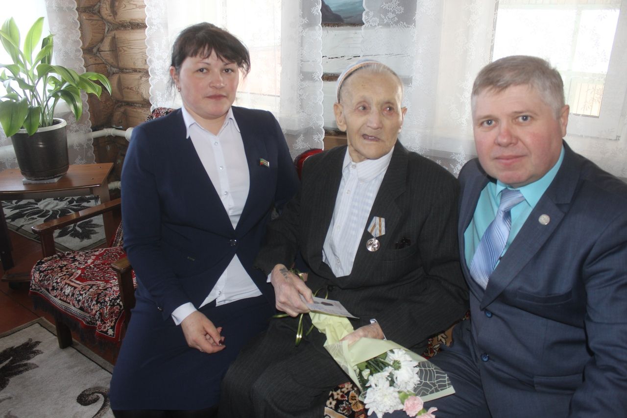Вручение юбилейных медалей Победы ветеранам тыла села Чепкас Ильметьево и Хорновар - Шигали