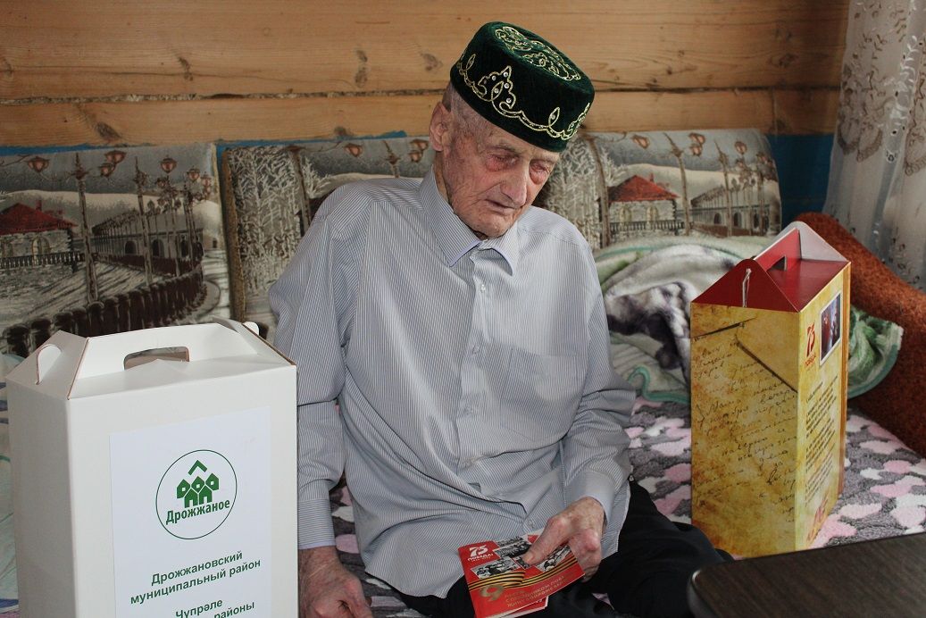 Марат Гафаров вручил ветеранам подарки к 75-летию Победы