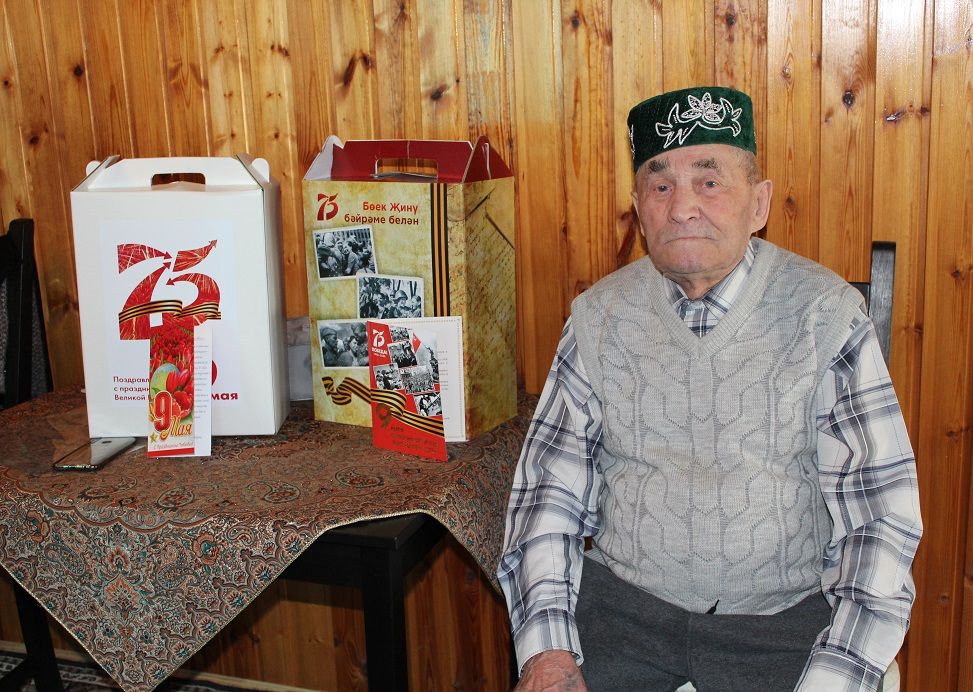 Марат Гафаров вручил ветеранам подарки к 75-летию Победы