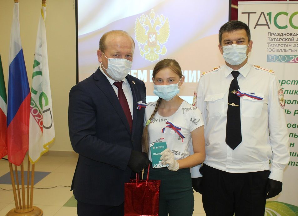 В канун Дня России дрожжановские школьники получили паспорта